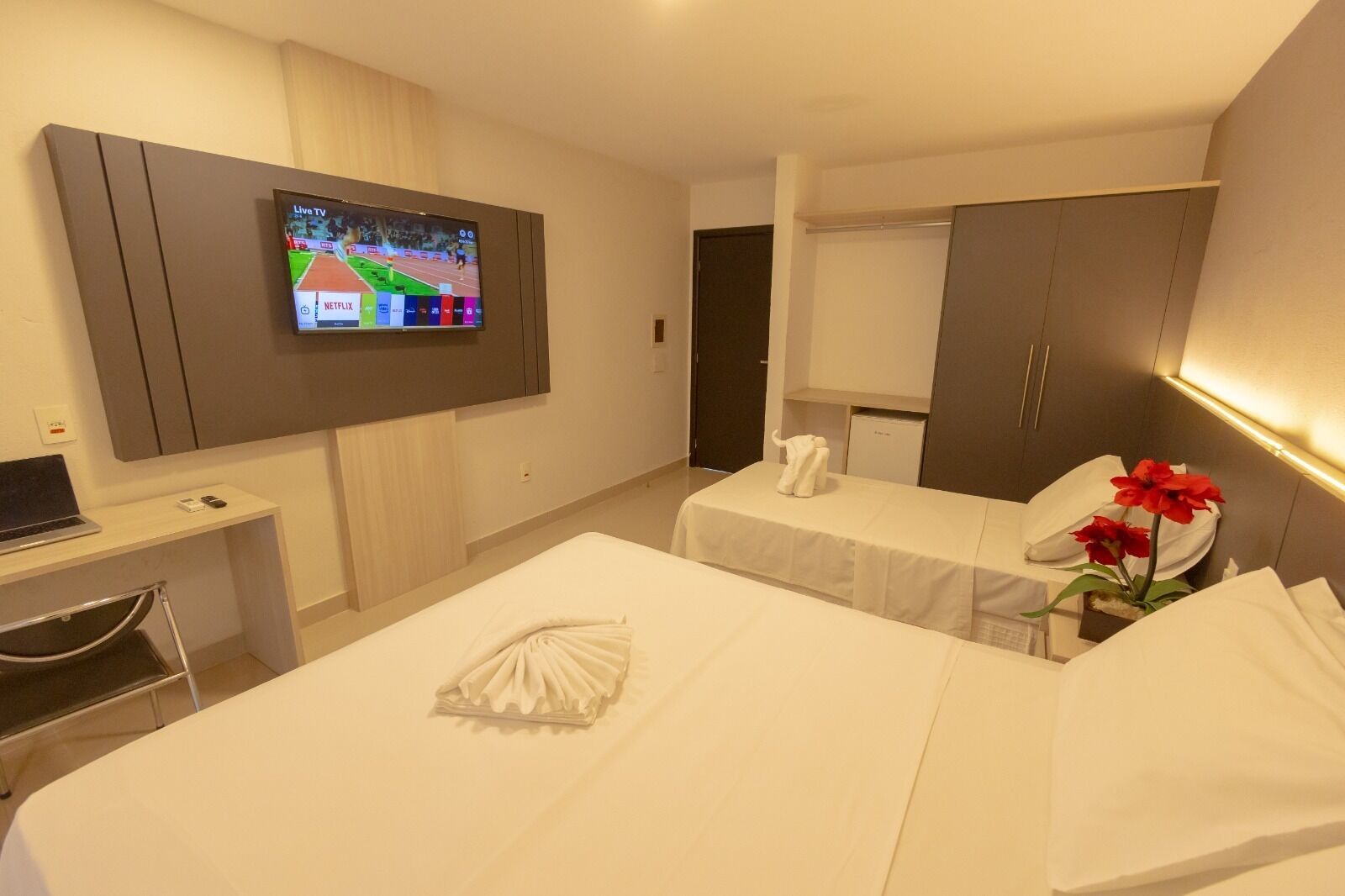 luxury twin room | 1 bedroom, minibar, in-room safe, desk