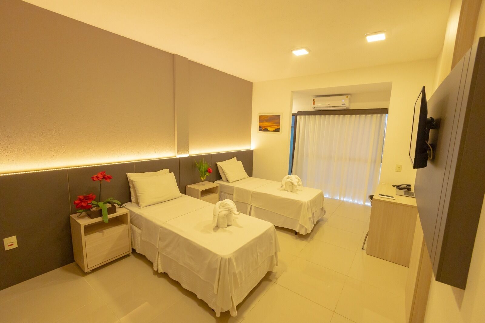 luxury twin room | 1 bedroom, minibar, in-room safe, desk