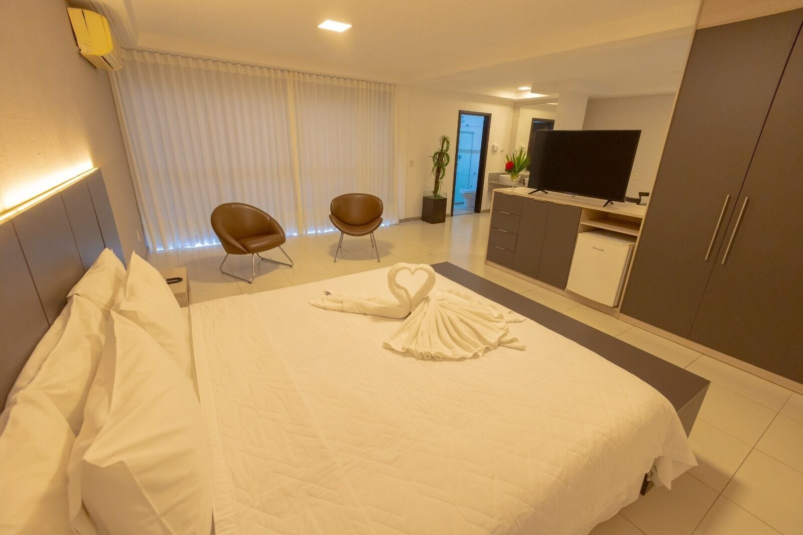 luxury double room, 1 queen bed | 1 bedroom, minibar, in-room safe, desk