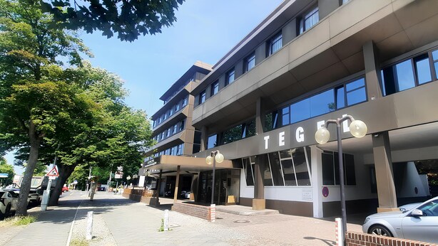 A modern building with a sign reading "TEG" and a covered entrance. - Central-Hotel Tegel (Berlin)
