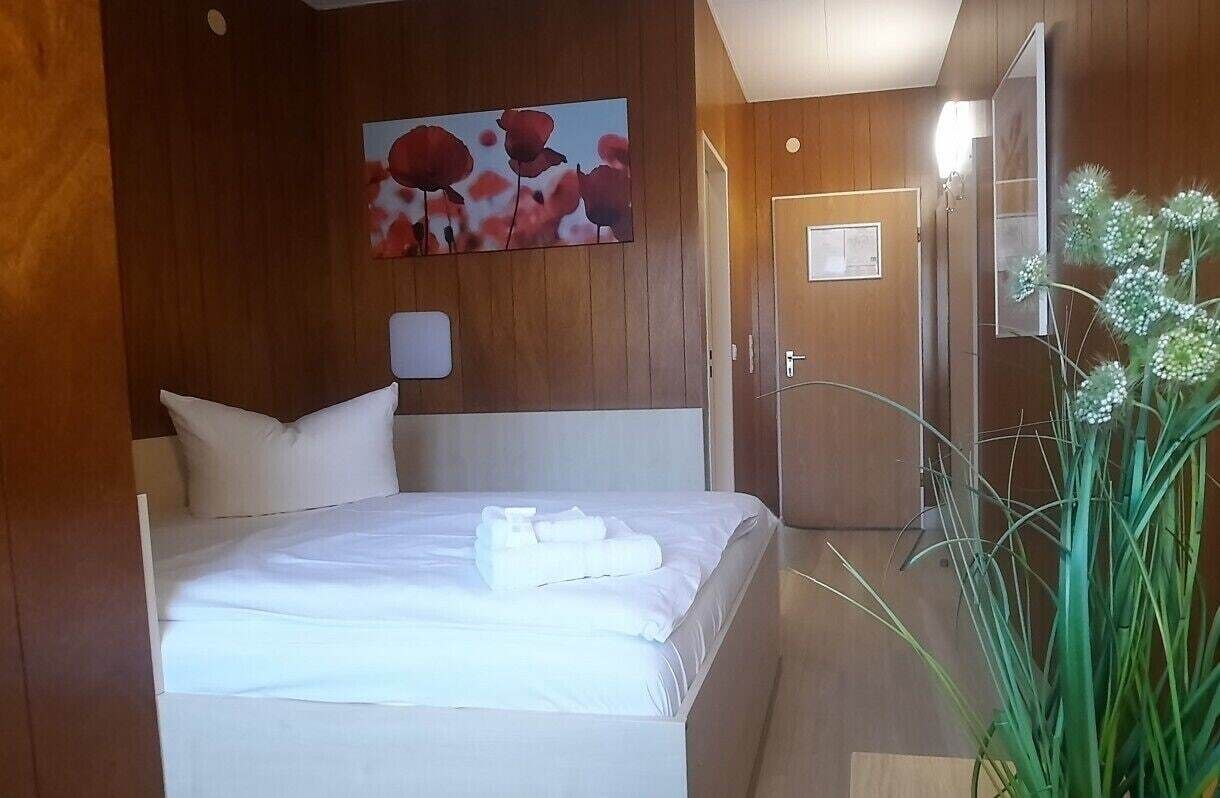 저자극성 침구, 책상, 암막 커튼, 방음 설비