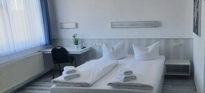 Standaard tweepersoonskamer | Hypoallergeen beddengoed, een bureau, verduisterende gordijnen