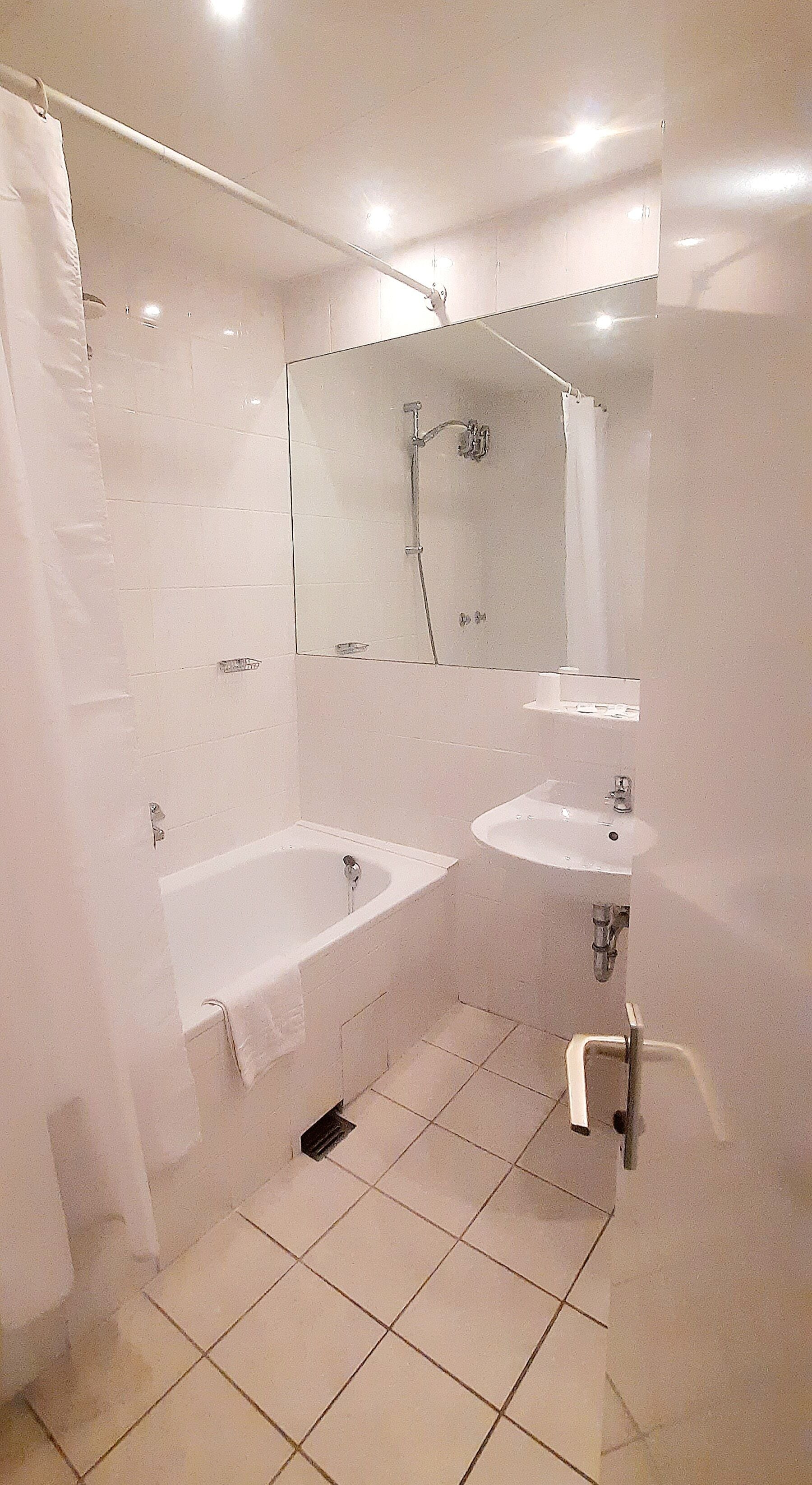 Ducha, secador de pelo, toallas, jabón