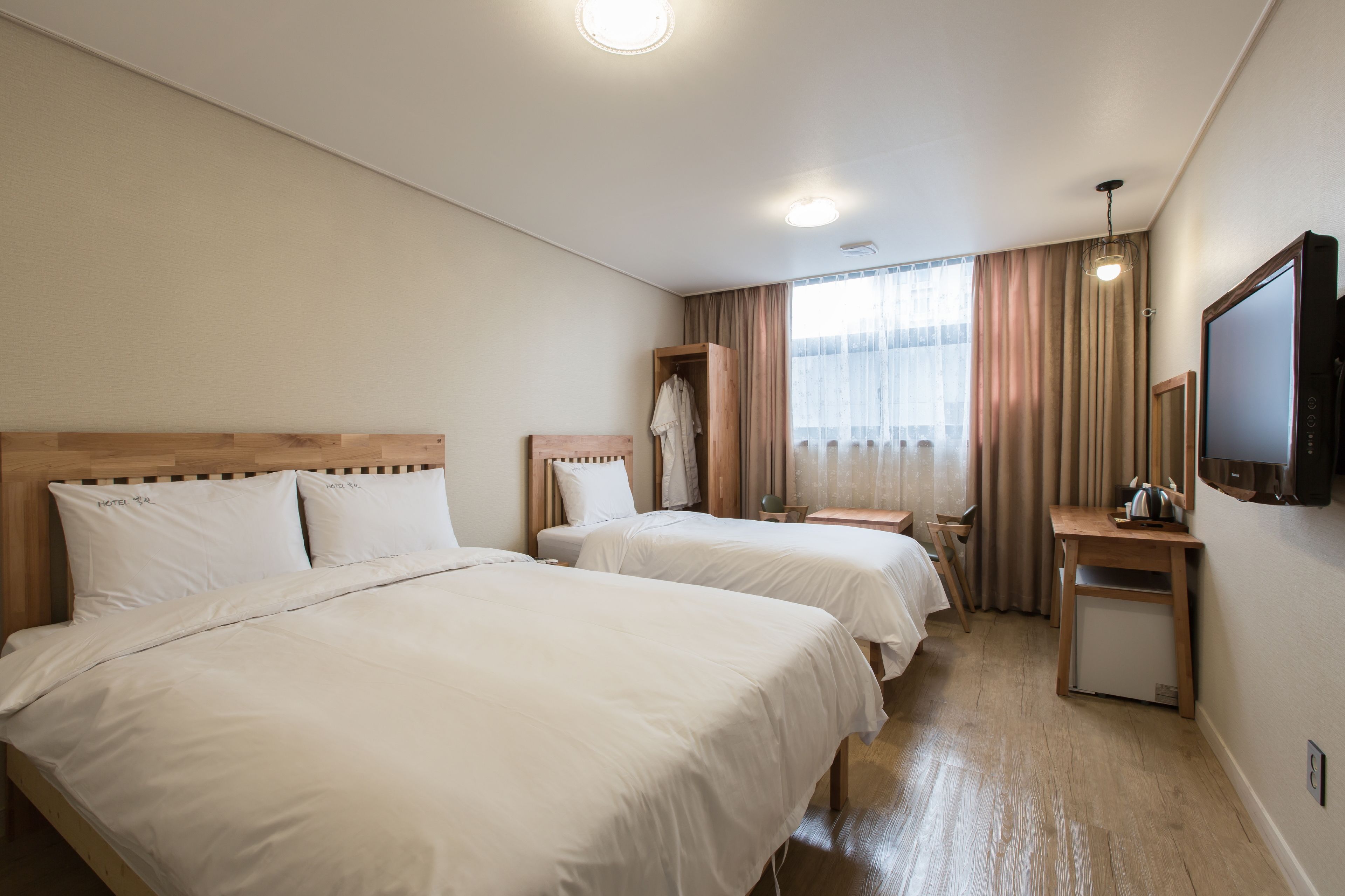 deluxe twin room | down duvets, free minibar, individually decorated