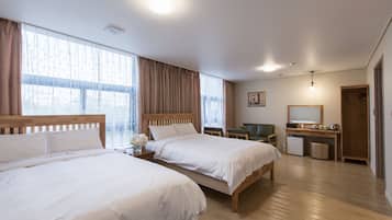 Suite familiare | Copriletto in piuma, minibar con snack e bevande gratuite