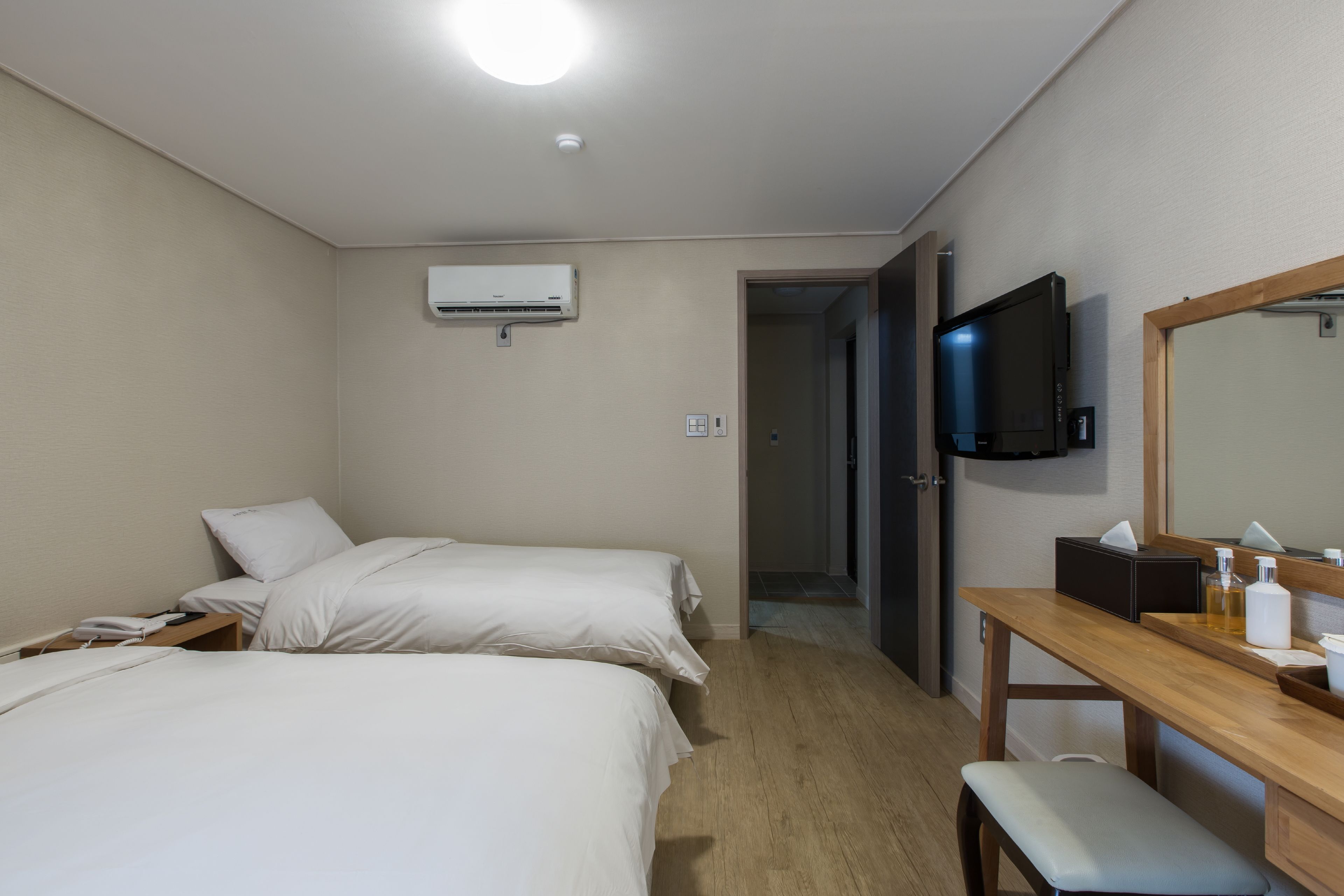 superior twin room | down duvets, free minibar, individually decorated