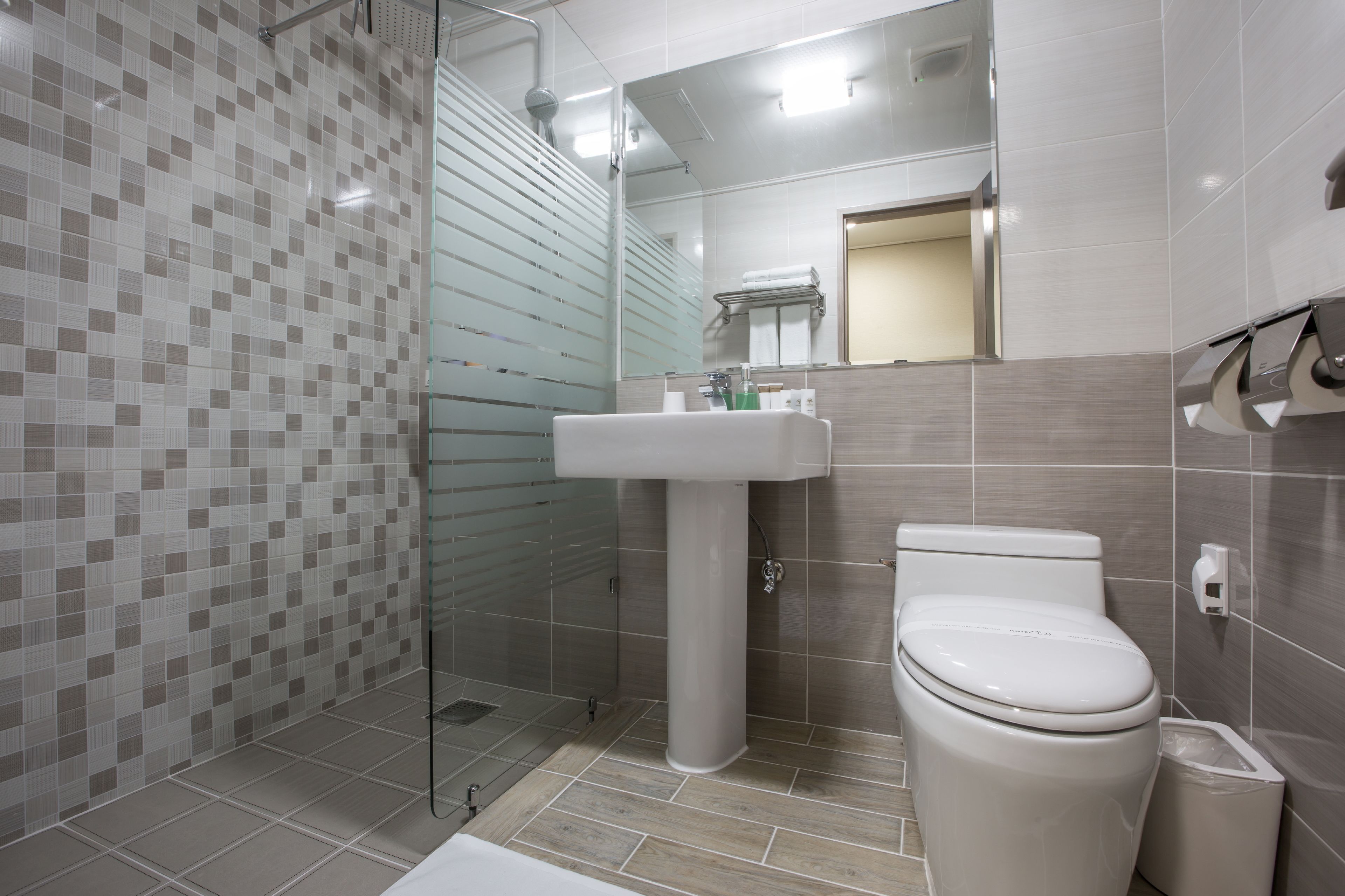 rainfall showerhead, free toiletries, slippers, towels