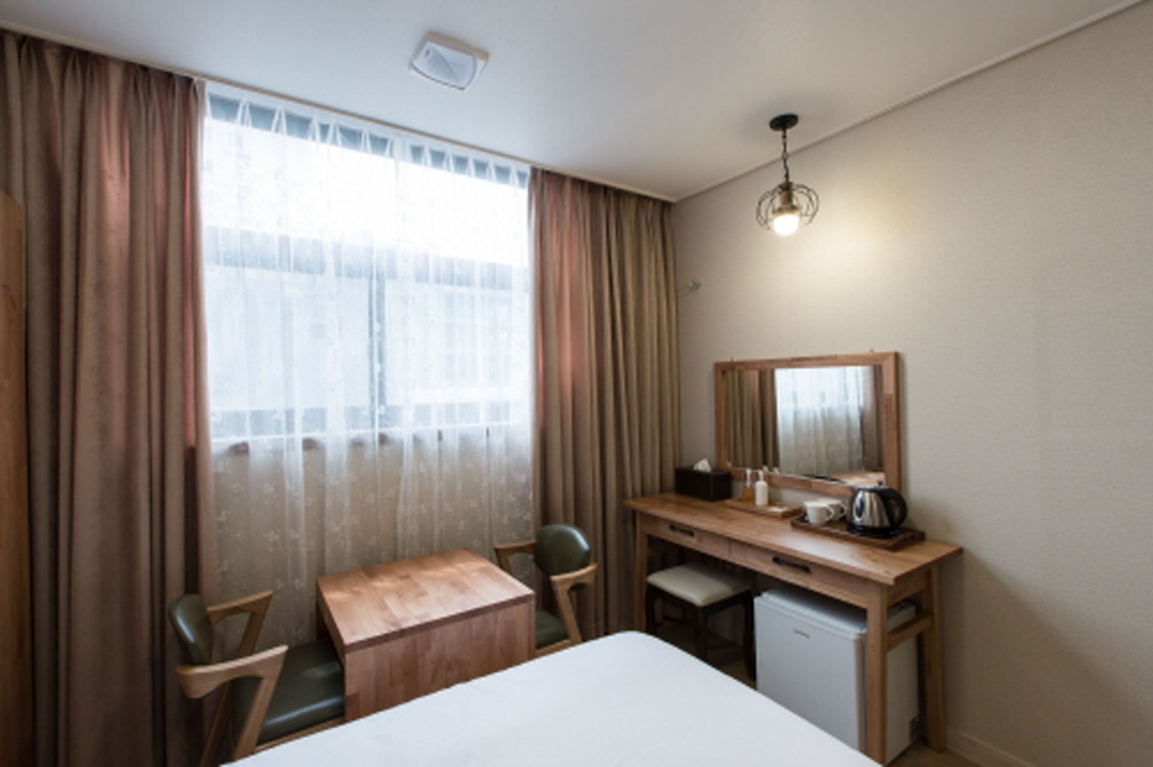 deluxe twin room | down duvets, free minibar, individually decorated