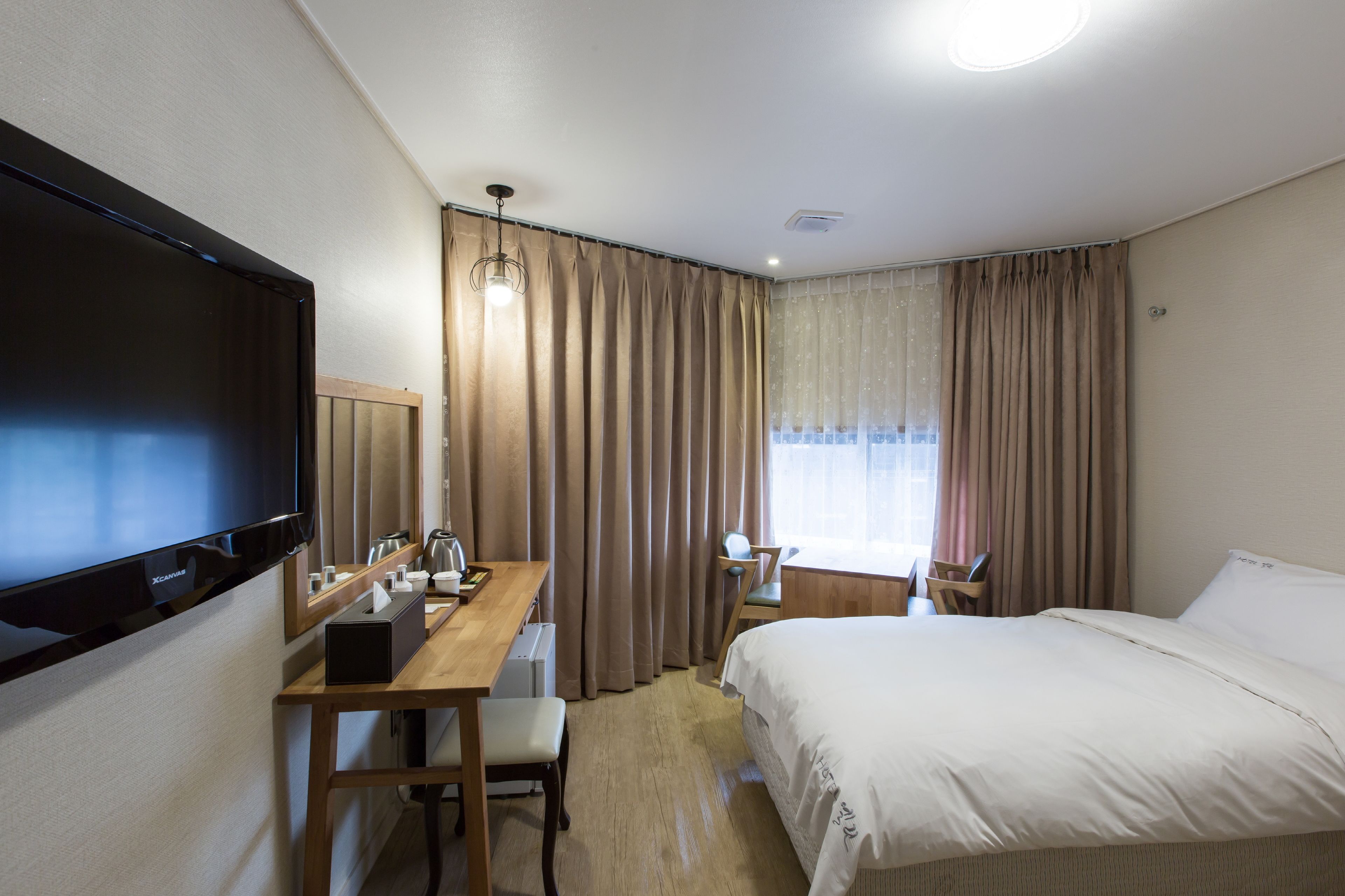 superior twin room | down duvets, free minibar, individually decorated