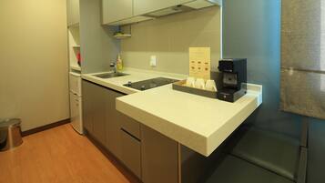 Refrigerador, microondas, parrilla de estufa y cafetera de espresso