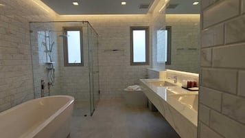 3 Bedroom with Private Pool | Baño | Ducha, artículos de higiene personal gratuitos y secador de pelo