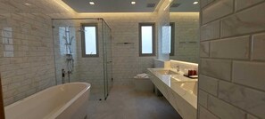 3 Bedroom with Private Pool  | Phòng tắm | Buồng tắm vòi sen, đồ dùng nhà tắm miễn phí, máy sấy tóc, khăn tắm 