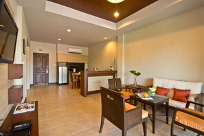 Familierom | Oppholdsrom | En 32-tommers Flatskjerm-TV med kabel-kanaler samt TV