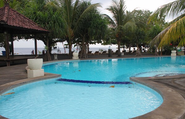 2 utomhuspooler och solstolar