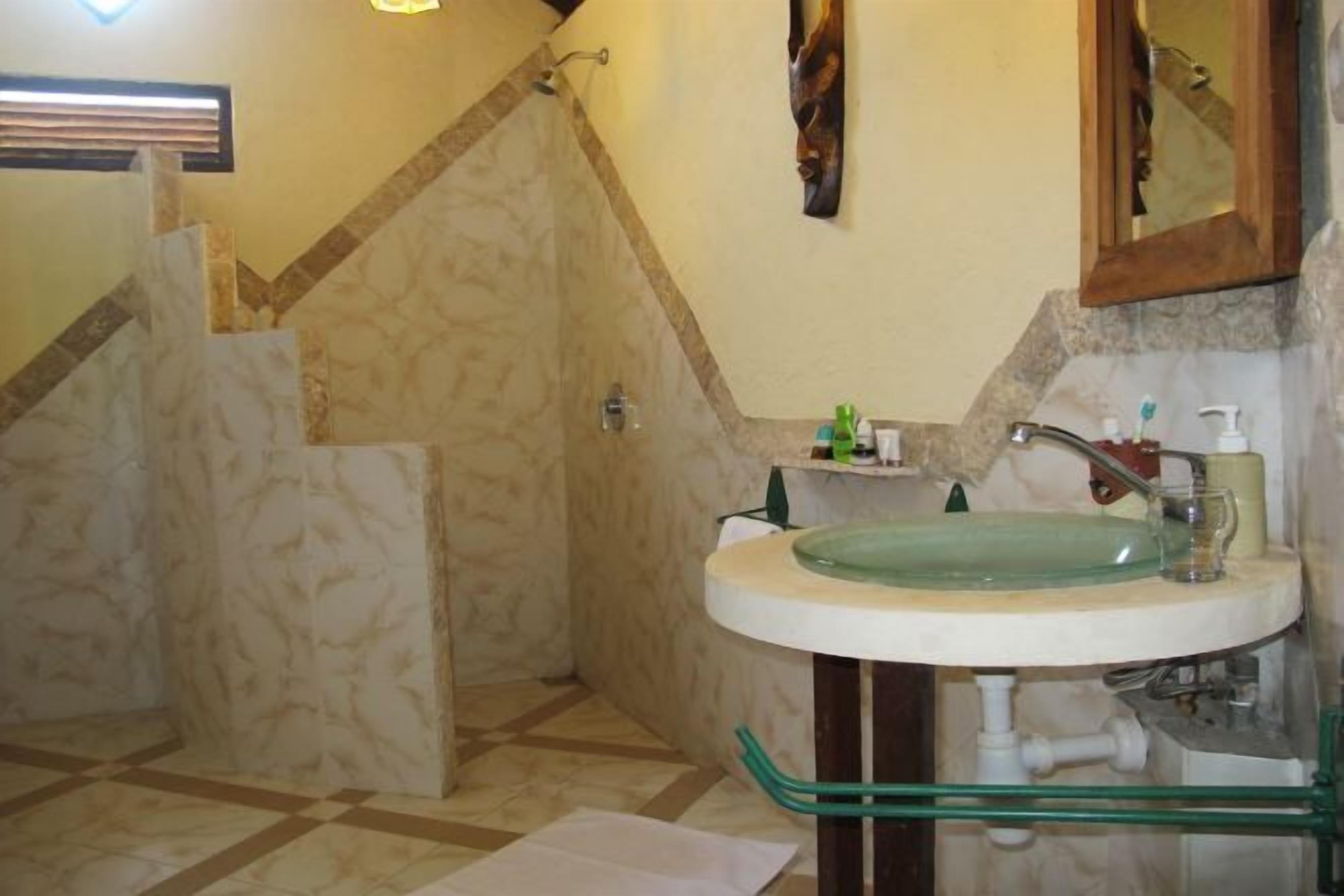 Baño | Regadera, amenidades de baño gratuitas, secadora de cabello, batas 
