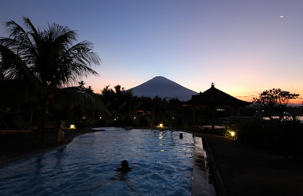 2 outdoor pools, pool loungers