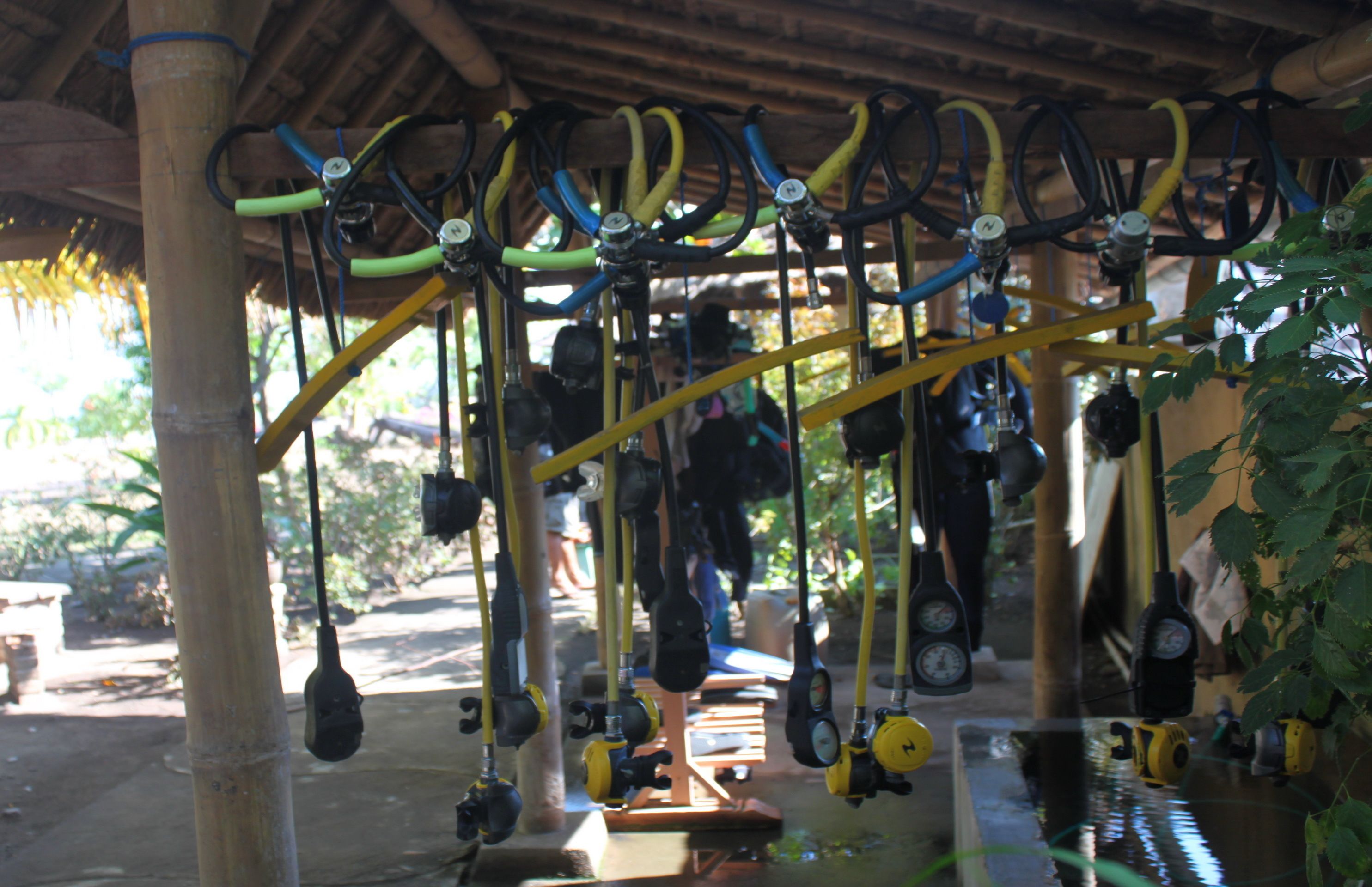Una habitación con techo de bambú y una fuente de agua.