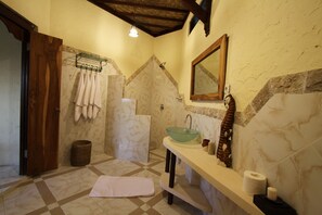 Villa familiar, vista al océano | Baño | Regadera, amenidades de baño gratuitas, secadora de cabello, batas