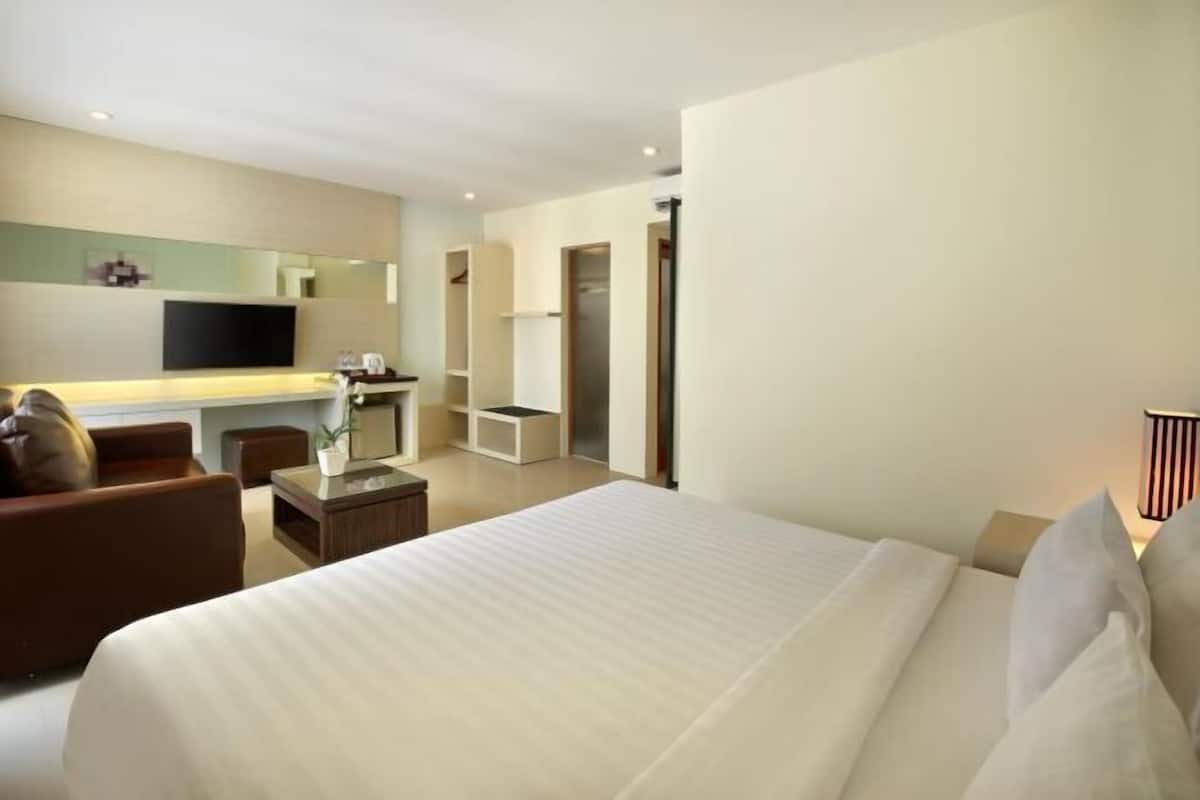 Minibar, in-room safe, desk, rollaway beds