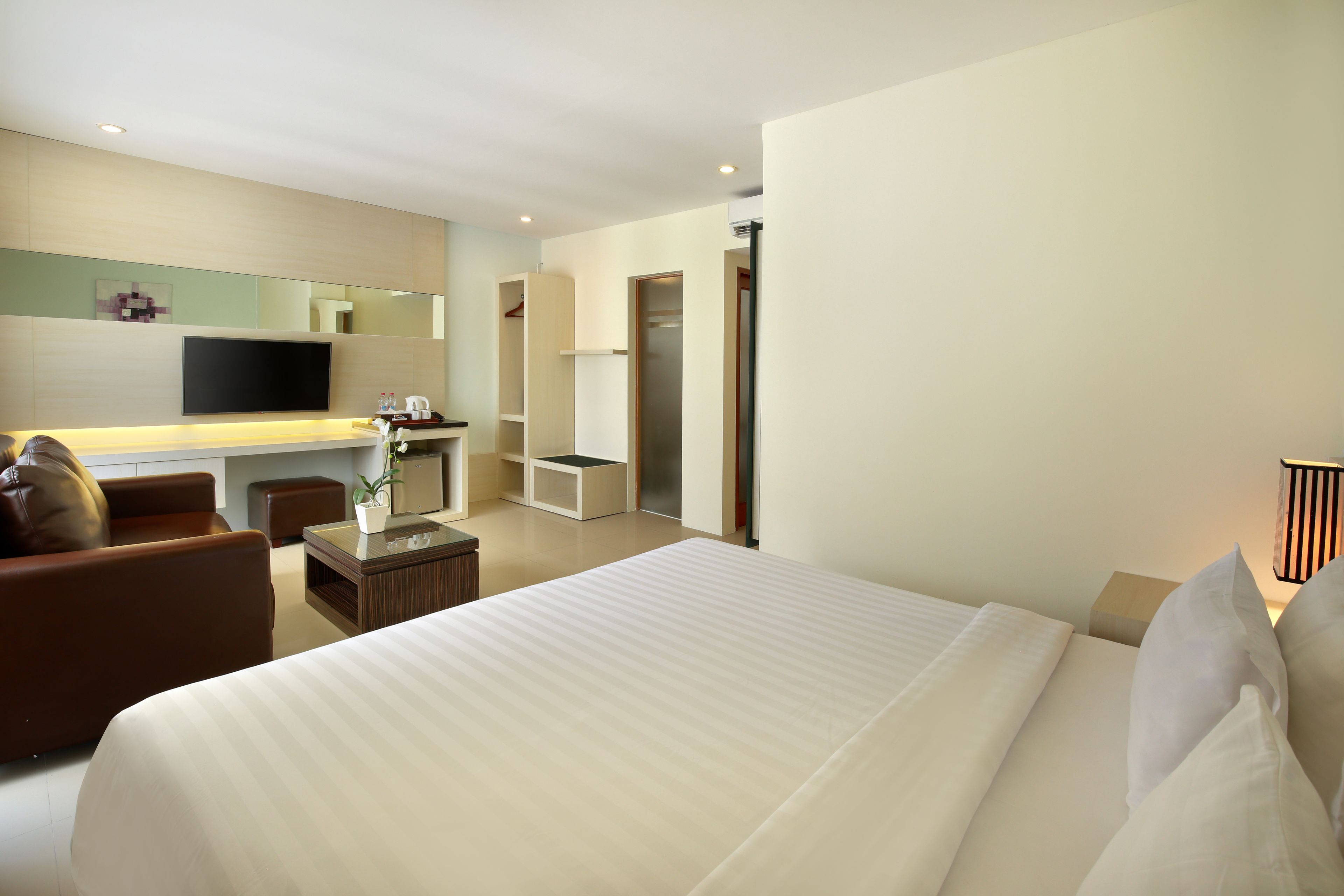 deluxe room | minibar, in-room safe, desk, rollaway beds