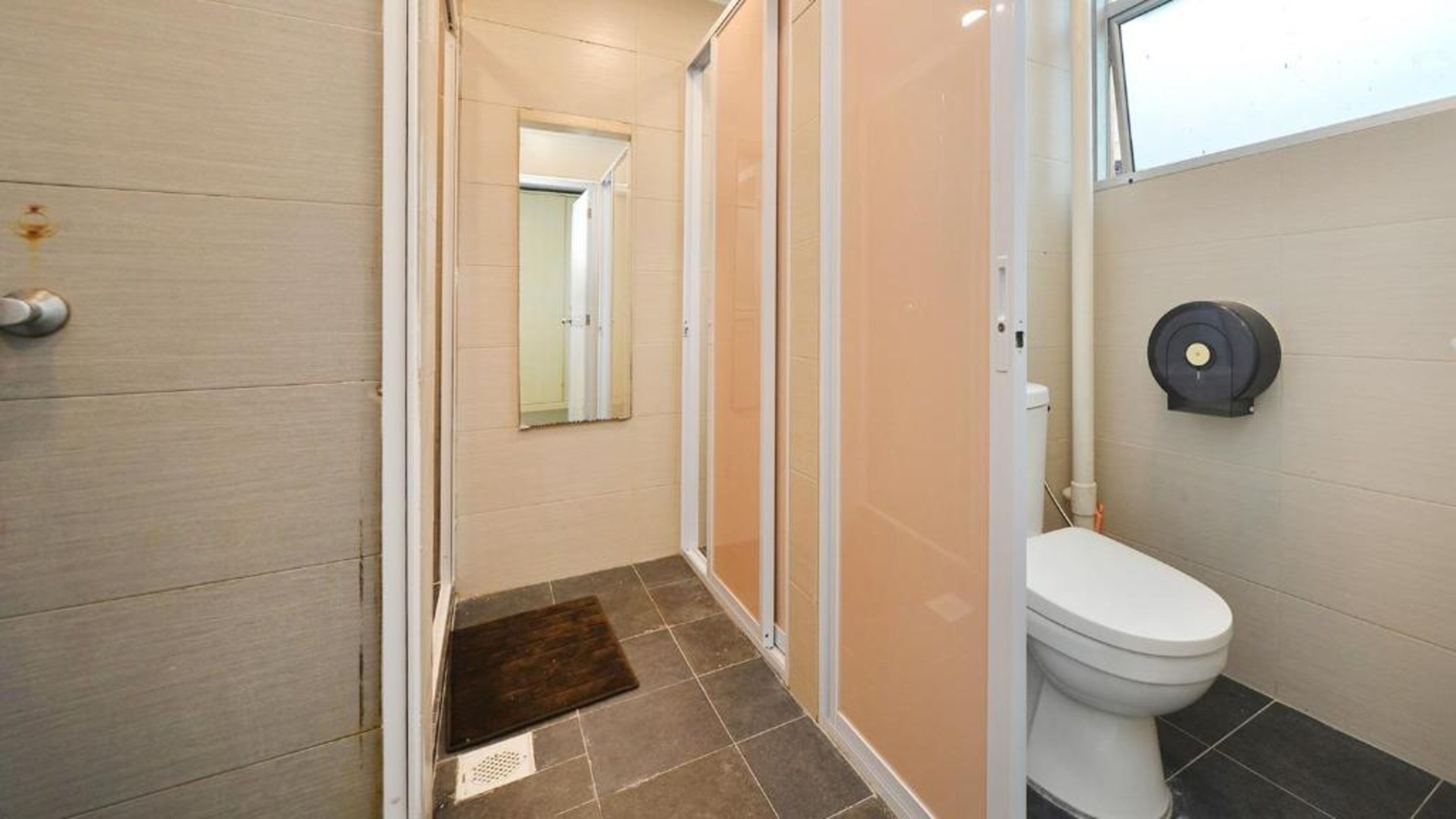 Douche, bidet, serviettes fournies
