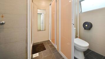Douche, bidet, serviettes fournies