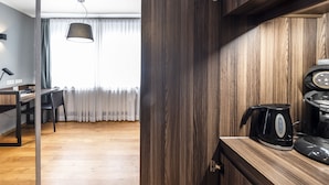 Una cocina moderna con armarios de madera y una cafetera sobre la encimera.