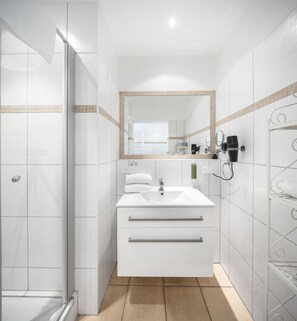 Chambre double (Studio 311) | Salle de bain | Douche, séchoir à cheveux, serviettes fournies, savon