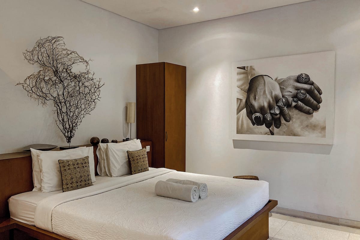 Deluxe Room, 5 Bedrooms, Pool Access | Minibar, in-room safe, iron/ironing board, free cribs/infant beds