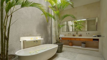 Villa, 5 slaapkamers, privézwembad | Badkamer | Een aparte badkuip en douche, gratis toiletartikelen, een haardroger