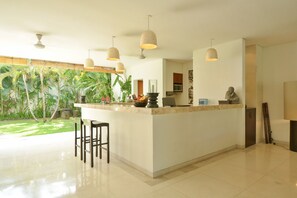 Kühlschrank, Mikrowelle, Herdplatte, Geschirrspüler