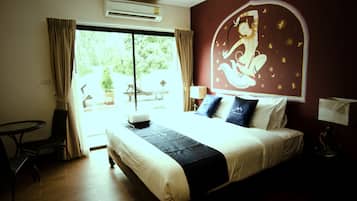 Habitación Deluxe, acceso a la piscina | Minibar (con algunos artículos gratuitos), caja fuerte, escritorio