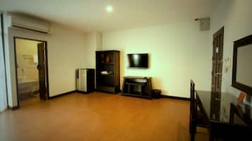 Suite | Sala de estar | Televisión LCD de 32 pulgadas con canales por cable, una televisión