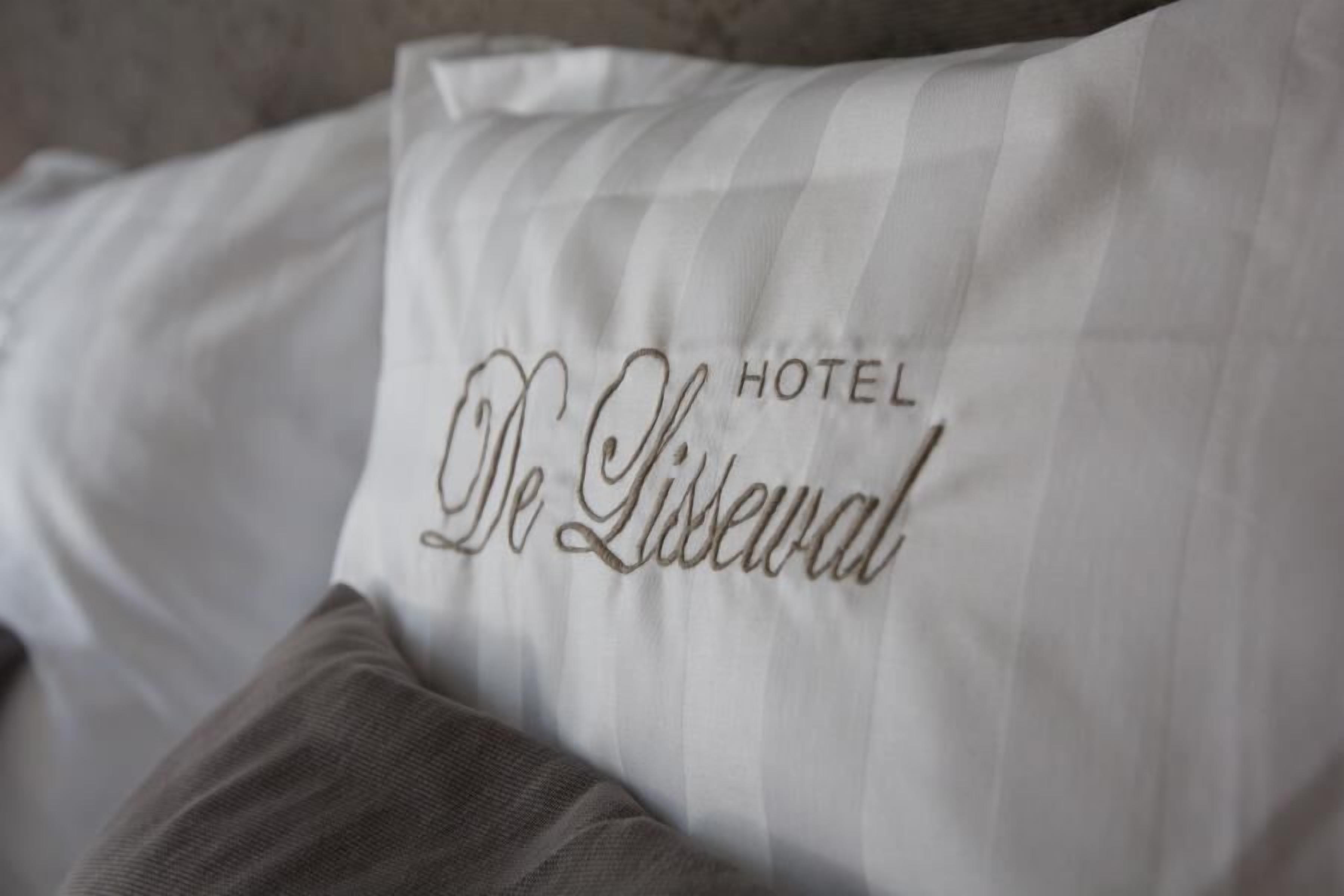 Een kussen met de tekst 'HOTEL De Lissewaal' erop geborduurd.