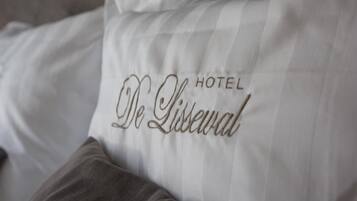 Een kussen met de tekst 'HOTEL De Lissewaal' erop geborduurd.