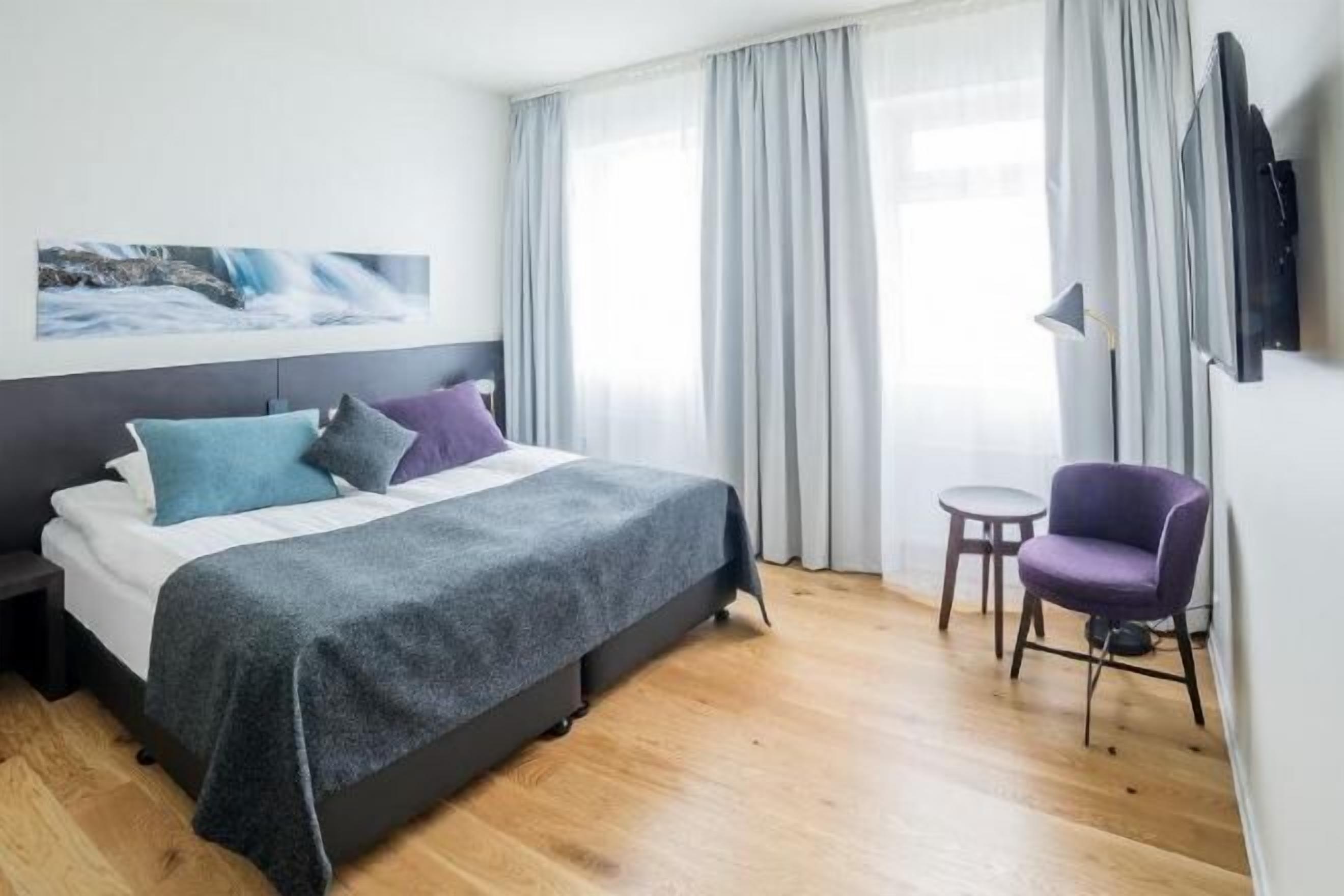 Hypo-allergenic bedding, in-room safe, desk, soundproofing