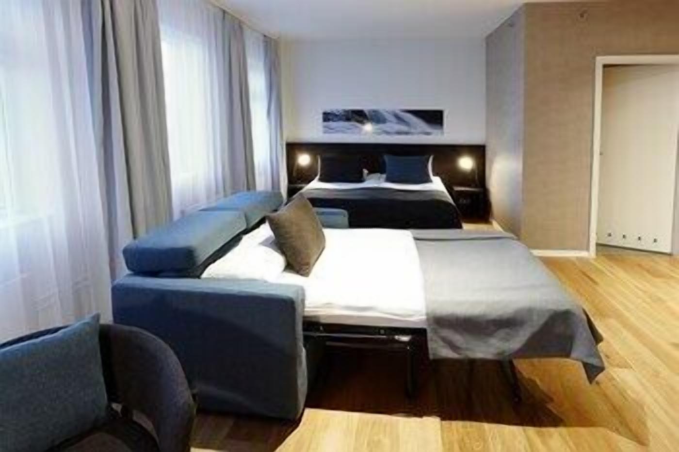 ملاءات للفراش لا تسبب الحساسية وخزنة داخل الغرفة ومكتب