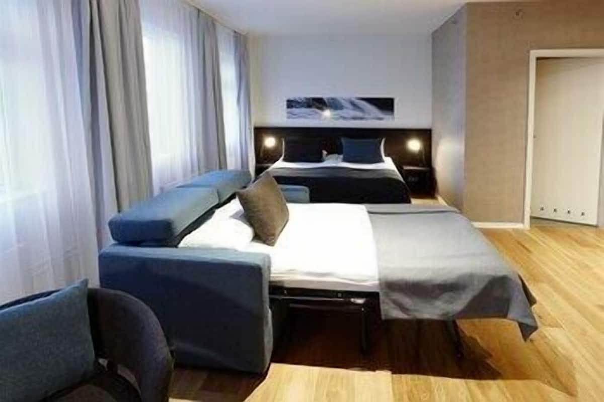Hypo-allergenic bedding, in-room safe, desk, soundproofing
