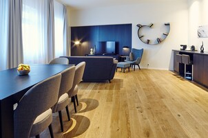 Executive suite | Ofnæmisprófaður sængurfatnaður, öryggishólf í herbergi, skrifborð