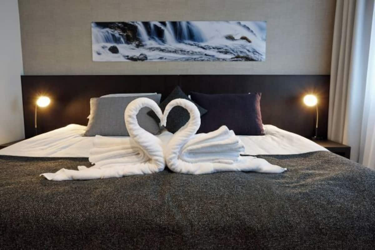 Hypo-allergenic bedding, in-room safe, desk, soundproofing