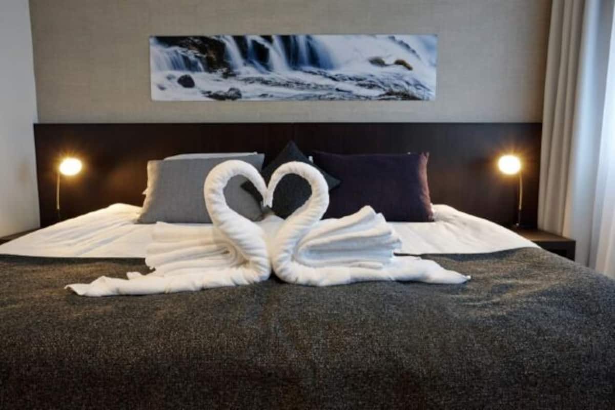 Hypo-allergenic bedding, in-room safe, desk, soundproofing