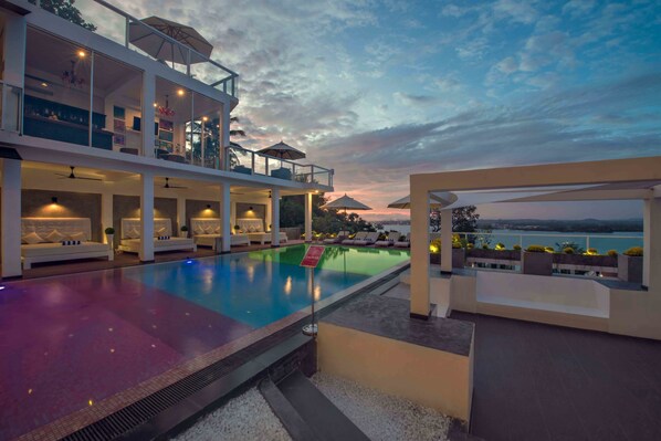 Una piscina al aire libre, sombrillas