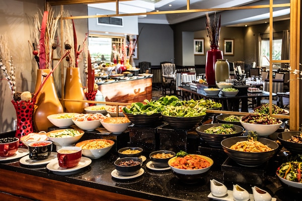 S'hi serveixen esmorzars, dinars, sopars i plats de cuina internacional