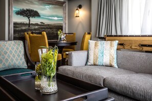 ميني بار وخزنة داخل الغرفة ومكتب وستائر تعتيم