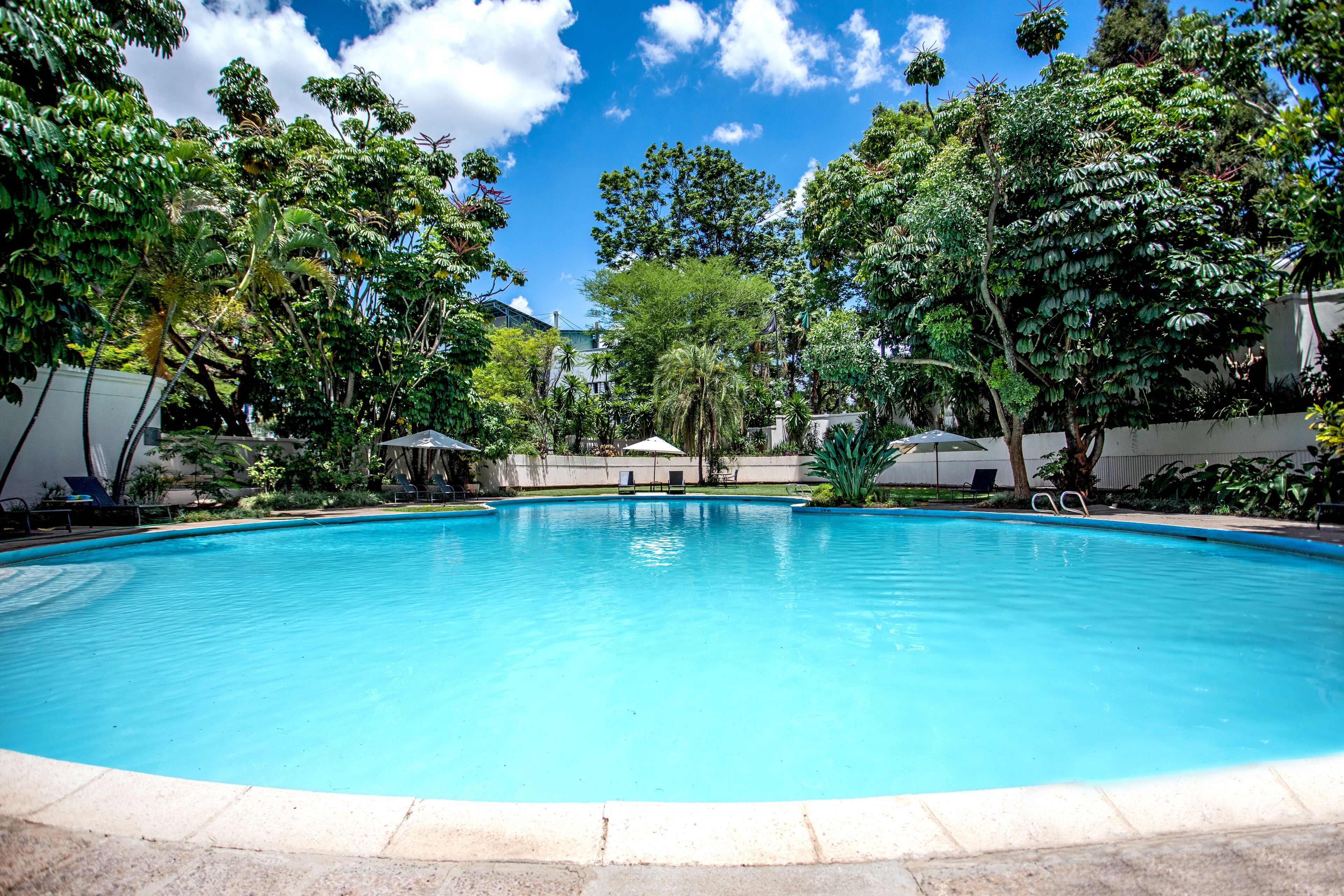 Außenpool, Sonnenschirme, Liegestühle