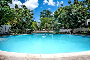 Piscine extérieure, parasols, chaises longues