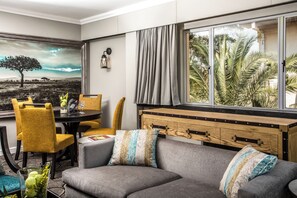 Minibar, in-room safe, desk, blackout curtains - Southern Sun Ridgeway (Lusaka)