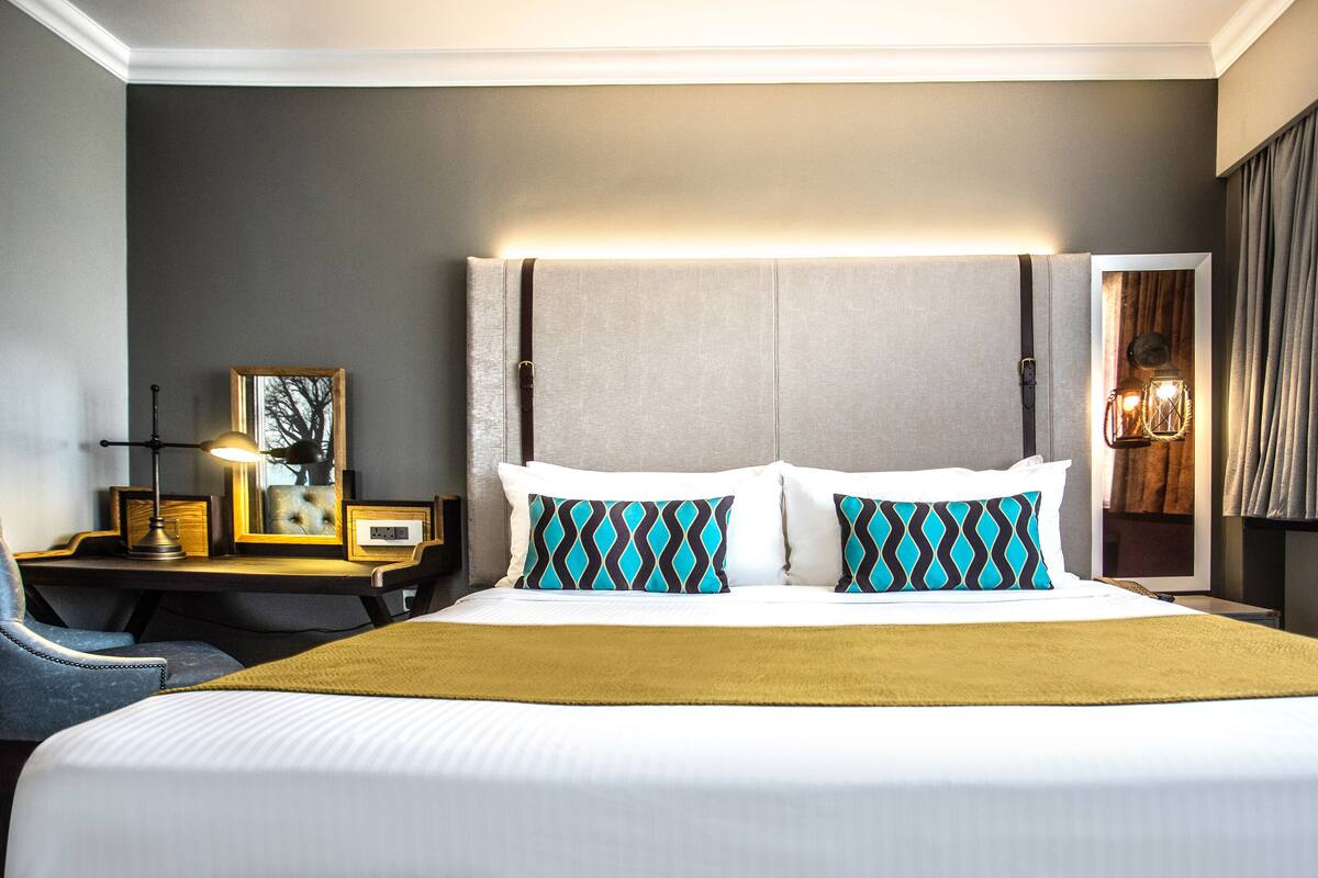 Suite | Minibar, safe på rommet, skrivebord og blendingsgardiner
