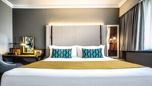 ห้องสวีท | มินิบาร์, ตู้นิรภัยในห้องพัก, โต๊ะทำงาน, ผ้าม่านกันแสง