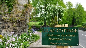 Cottage (Lilac) | Desk, iron/ironing board, free WiFi